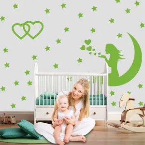 Scene de stickers muraux luminescents avec lune et etoiles pour decoration de chambre