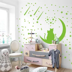 Détail de l'autocollant mural lumineux montrant des chats, lune et étoiles verts.