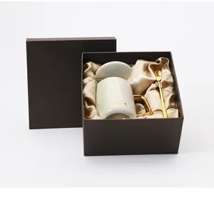 Luxus Keramik Kaffeetasse mit Goldgriff, Deckel und Löffel im edlen Geschenkkarton.