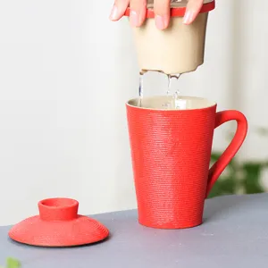 Tazza da tè in ceramica minimalista con infusore e coperchio, tazza da ufficio rossa.