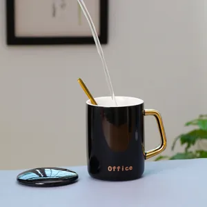 Schwarze Keramik Kaffeetasse mit goldem Griff, Deckel und Löffel für Büro und Alltag.