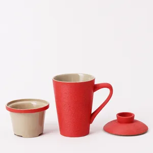 Tazza da tè in ceramica con colino e coperchio, tazza da ufficio rossa testurizzata.