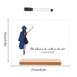 Gepersonaliseerde acryl afstudeerstandaard met houten basis en stift voor bureau decoratie.