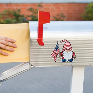 Vista di dettaglio ravvicinata dell'adesivo riflettente gnomo patriottico sulla cassetta postale.