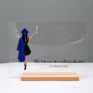 Gedetailleerd overzicht van de gepersonaliseerde afstudeer acrylplaag met houten basis.