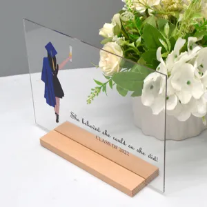 Acryl afstudeerplaquette detail met aangepaste illustratie en inspirerende citaat tekst.