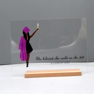 Acryl afstudeerplaquette met houten basis gepersonaliseerd cadeau voor studenten.