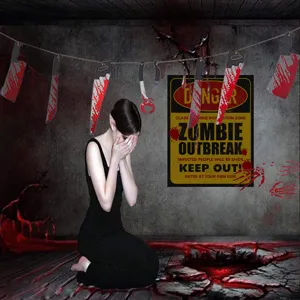 Halloween zombie uitbraak waarschuwing muursticker en enge bloederige wapenrekwisieten.