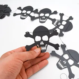 Halloween Totenkopf Papiergirlande Detail mit schwarzem Perlmutt-Finish und Aufhängung.
