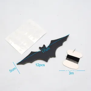 Nahaufnahme von 3D-Perlglanzpapier-Fledermaus-Dekorationen mit Klebepunkten und Aufhängeband.