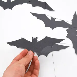 Detailansicht schwarze Fledermaus Girlande, Hängedeko aus Papier für Halloween Party Wand.