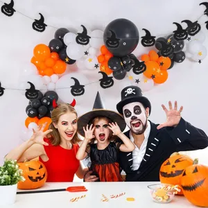 Halloween Party Deko Set mit Ballonbogen Girlande und gruseliger Kürbis Wimpelkette.