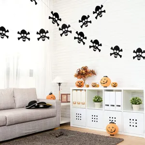 Halloween Totenkopf Girlande Partyhaengung Szene Detailansicht fuer festliche Stimmung.