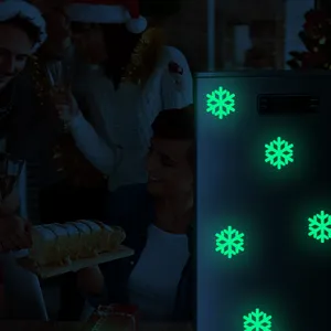 Dettaglio di adesivi murali fluorescenti a forma di fiocco di neve per festa natalizia.