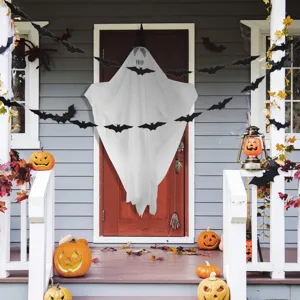 Halloween hängende Geist Deko und schwarze Papierefledermäuse Girlande für Party Wände.