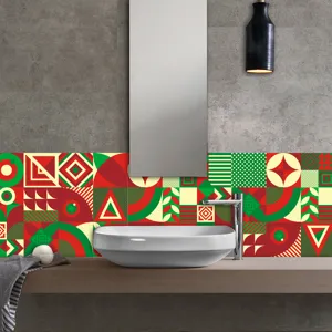 Dettaglio di adesivi per piastrelle da parete geometriche natalizie in un bagno moderno.