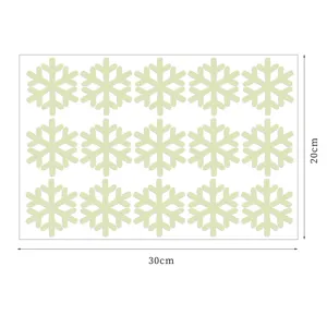Vista dettagliata adesivo murale fiocco di neve luminoso, decorazione festa Natale.