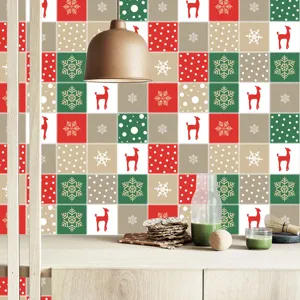 Dettaglio adesivo piastrelle Natale festivo rosso verde patchwork fiocco neve parete.