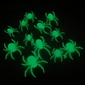 Detalle de pegatinas de pared de arañas 3D brillantes, perfectas para decoración de Halloween.