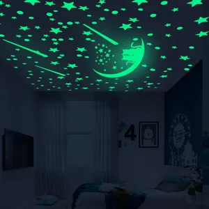 Autocollants muraux phosphorescents avec étoiles, lune et chats pour plafond de chambre.