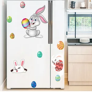 Detalle de primer plano de un conejito de pascua y pegatinas magnéticas de huevos.