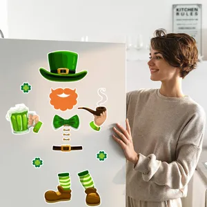 Escena de detalle de imán de nevera decorativo del Día de San Patricio con duendes bonitos.