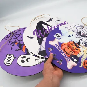 Halloween Holz runder Haengeschild Set mit Zwerg und Geist Motiv fuer tolle Festdekoration.