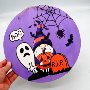 Halloween Holz Hängeschild mit süßem Zwerg und Geist, perfekte Wanddeko für Feiertage.