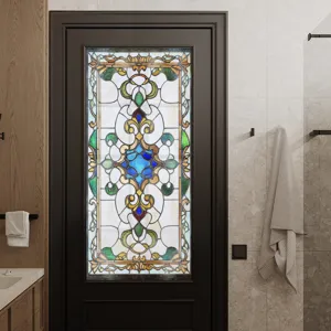 Detailansicht der viktorianischen Buntglas Fensterfolie, bunte dekorative Glasaufkleber.