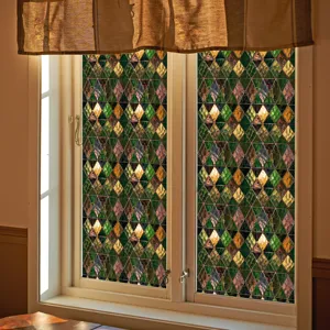 Detailopname van vintage ruitjes patroon raamfolie aangebracht op glas voor decoratie.