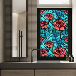 Film pour fenêtre rose vitrail vue de détail, autocollant en verre floral statique.