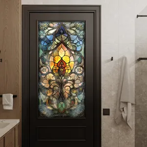 Detailweergave van glas-in-lood raamfolie, kleurrijke kasteelstijl sticker voor huisdecor.