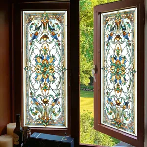 Detail der viktorianischen Buntglas-Fensterfolie, elegantes Vintage-Blumen-Statik-Design.
