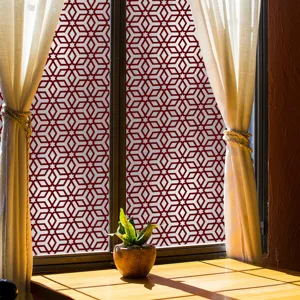 Geometrisch patroon raamfolie detail met rood-witte stersticker voor huisdecoratie.