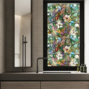 Vue détaillée de film pour fenêtre vitrail motif oiseaux et fleurs dans une salle de bains.