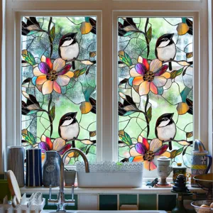 Film pour fenetre decoratif avec motif de vitrail d'oiseaux et de fleurs colorees.