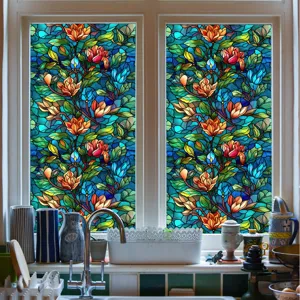 Vue détaillée du film pour fenêtre en verre teinté floral coloré sur la cuisine, adhésif statique.
