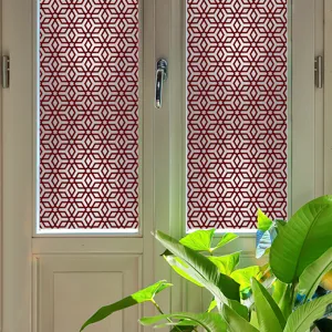 Film pour fenetre a motif geometrique, detail montrant l'autocollant etoile rouge.