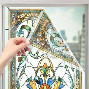 Nahaufnahme zeigt viktorianische Buntglas-Fensterfolie mit statischem Design.
