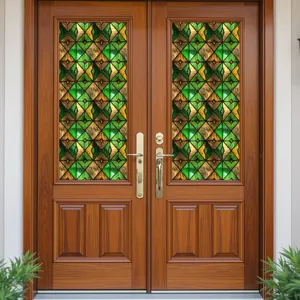 Detail van raamfolie met vintage groen geometrisch patroon op houten deur oppervlak.