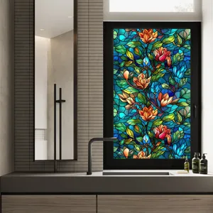 Détail de film pour vitrage effet vitrail avec magnifique motif floral pour la vitre.
