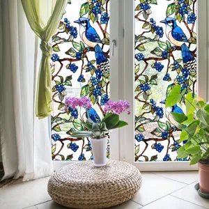 Film pour fenêtre en vitrail avec motif d'oiseau bleu et de baies pour décoration maison.