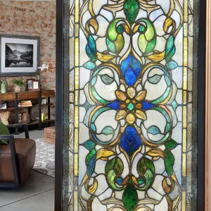 Glasfolie Detailaufnahme, vintage viktorianischer Kunststil, buntes transparentes Muster.