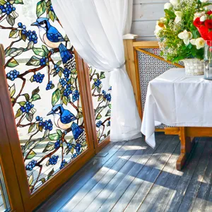 Film pour vitre en verre teinté avec motif d'oiseaux bleus et baies, décoration de fenêtre.