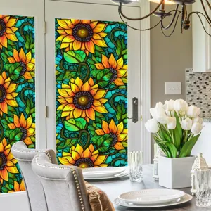 Scène de film pour fenêtre tournesol vitrail montrant un autocollant floral coloré sur porte vitrée.