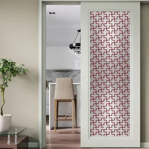 Vue détaillée du film pour vitre en verre avec motif géométrique rouge pour décoration.