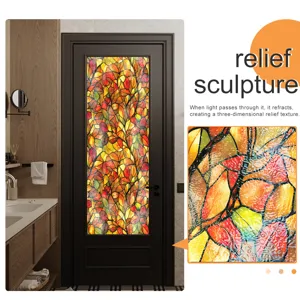 Détail de film pour vitre avec texture de pierre colorée et effet de relief lumineux.