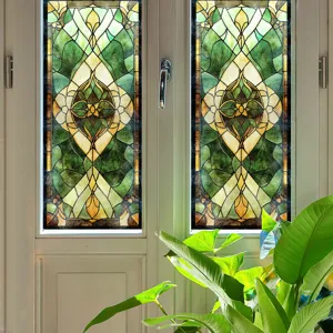 Gedetailleerd overzicht van vintage glas-in-lood raamsticker met groen-goud patroon.