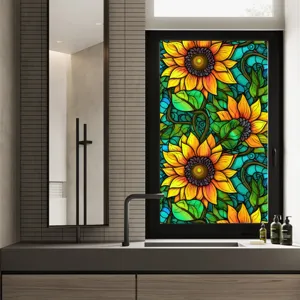 Vue détaillée du film pour fenêtre en verre teinté tournesol coloré dans la salle de bain.