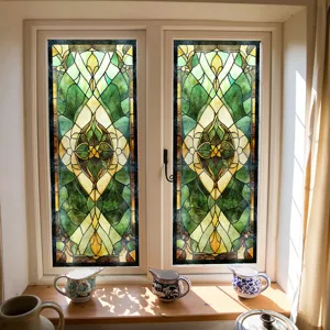 Vintage glas-in-lood raamfolie met hofmotief, wat een elegante retro charme toevoegt aan huisdecoratie.